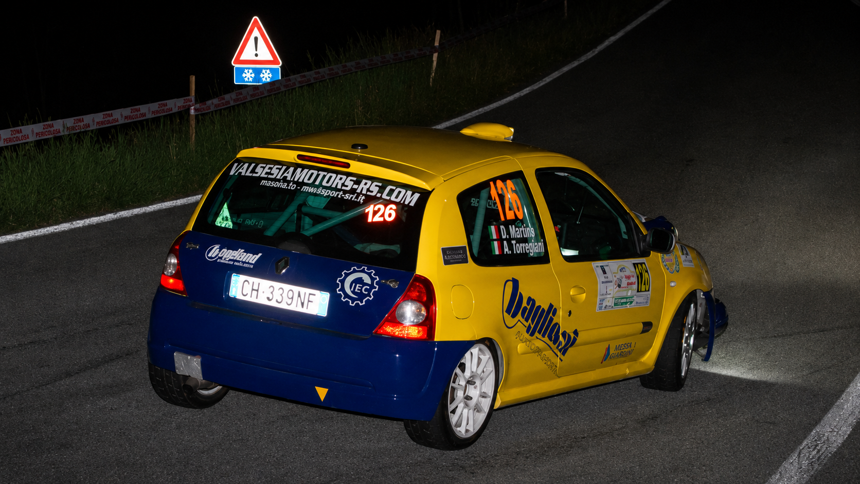 Auto da rally sponsorizzata da Ingenium et Consilium - Vista notturna